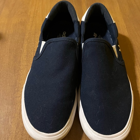 Woman’s size 7 slip on adidas shoes - Picture 2 of 6